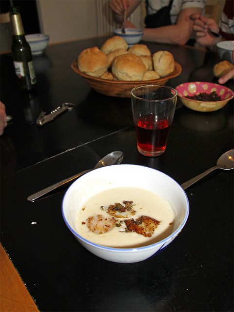 12am_2012_02_blumenkohlsuppe+jakobsmuschel+kaper+rosine