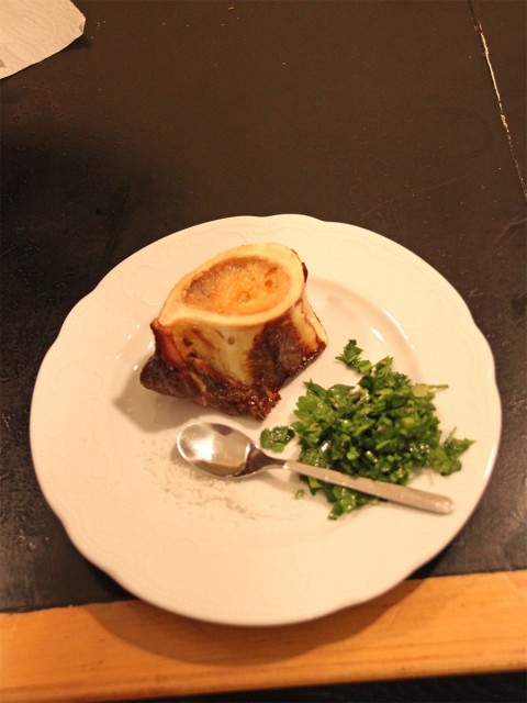 12am_2012_04_markknochen+petersiliensalat.jpg+salz