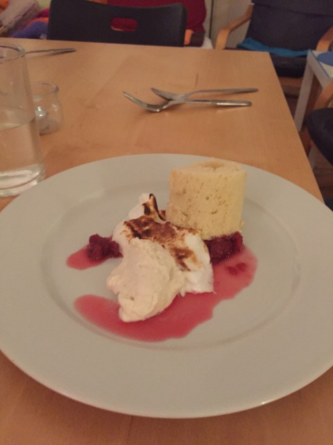 12am_2015_07_armeritter_microwellenkuchen+baiser+zimtsahne+frucht